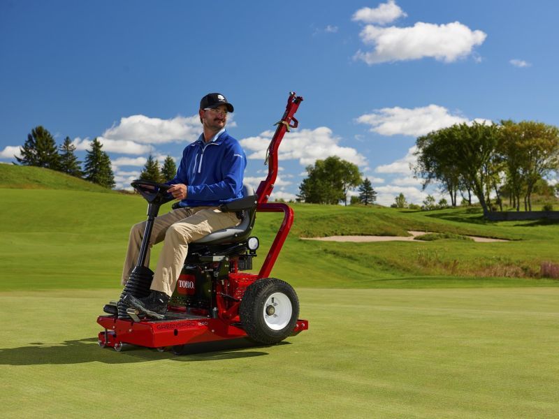 De Toro GreensPro 1260 is een uitzonderlijk lichte en effectieve greensroller voor gezonde en perfect egale greens.